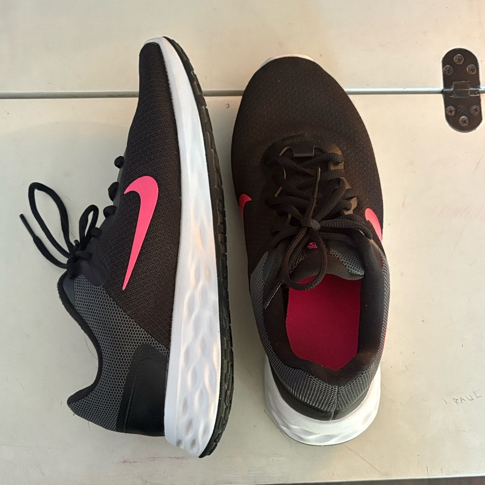 Nike Women's Black and Pink Running Shoes